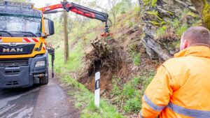 bei holzarbeiten in nikolsdorf wurde ein mann durch einen arbeitsunfall verletzt. die einsatzkräfte waren schnell vor ort. erfahren sie mehr zu hergang und aktuellem zustand.