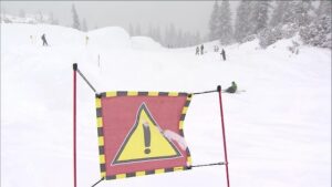 erhöhte lawinengefahr: wichtige sicherheitstipps für pistenfahrer, um risiken zu minimieren und den wintersport sicher zu genießen.
