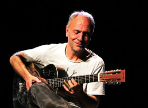 erleben sie 'saitenzauber in lienz' mit peter ratzenbeck, der das publikum mit seinem virtuosen spiel und mitreißenden performance begeistert.