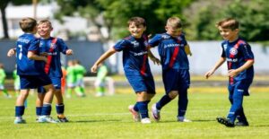 junge fußballtalente aus virgen zeigen ihr können bei einem internationalen turnier in kroatien und machen wichtige erfahrungen auf dem spielfeld.