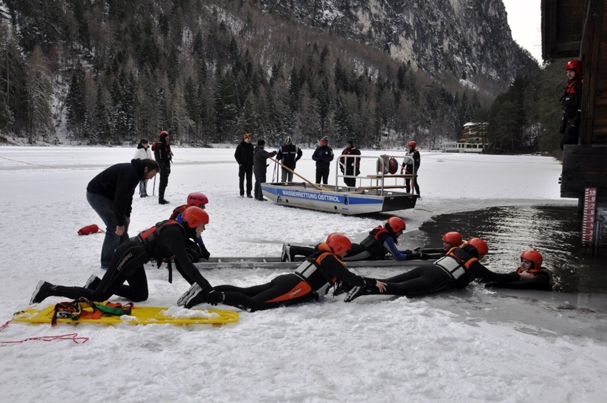 osttirols wasserretter: 8.200 stunden einsatz für sicherheit und schutz am wasser. erfahren sie mehr über ihren engagierten einsatz und ihre lebensrettende arbeit.